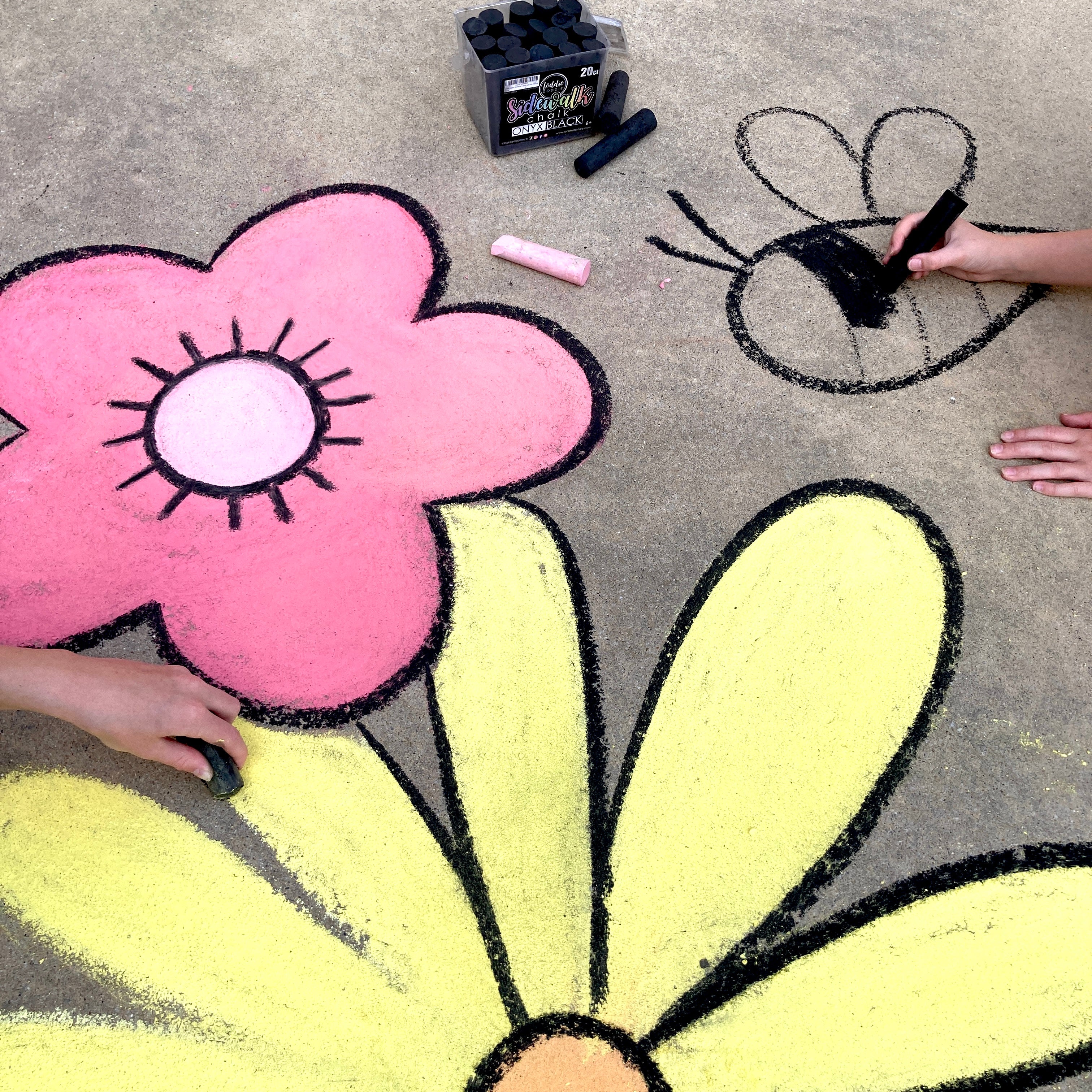 Sidewalk chalk for outdoor sidewalk & driveway play